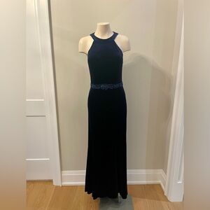 The Stunner
Navy Velvet Gown
Size M
